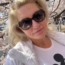 My beautiful princess, I love you very much. I wish you a happy and  beautiful day. You are like the moon. You deserve real love. You live  forever. I love you very