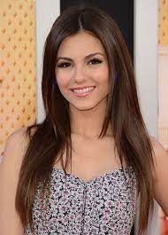 Just a simple, untouched pic, and not the best lighting, seemingly none or very little makeup, simple hair and she still looks amazing. Adorable Long Layered Hairstyles To Get A Celebrity Look Victoria Justice Hair And Comb Victoria Justice Hair Long Hair Styles Victoria Justice