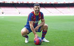 Kun aguero por primera vez quiso probar este juego llamado among us que esta siendo furor en todo el mundo. 5zhmpq Xkya8sm