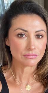 Lois Grande's Instagram, Twitter & Facebook