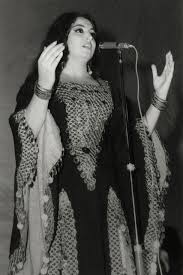 الفنانة اللبنانيه سميرة توفيق و لحظة ترحال و غناء في دبي عام ١٩٧٠ ميلاديه اللقطة من تصوير نور علي راشد مصور شيوخ الأمارات و ا Arab Women Fashion Photographer