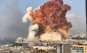 Viele libanesen, die der politischen elite schon seit langem korruption und unfähigkeit vorwerfen, machen die regierung für die verheerenden explosionen in beirut: Klasse Gegen Klasse Starke Explosion Am Hafen Von Beirut Im Libanon