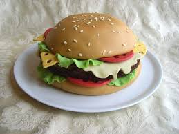 Cake Beats Bolo Hamburguer Rapido E Facil Hamburger Cake Burger Cake Cake Decorating Techniques