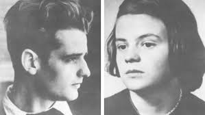 Door haar broer hans, die aan dezelfde universiteit de studie medicijnen volgde, leerde zij studenten kennen die het nationaalsocialisme afwezen. Vergleich Der Querdenken Rednerin Mit Sophie Scholl Der Name Sophie Scholl Wird Immer Wieder Missbraucht Baden Wurttemberg Stuttgarter Nachrichten