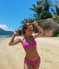 Conta de reserva da maior, melhor e mais atualizada fonte de informações da artista larissa manoela 💜 @lmanoelainfo De Biquini Rosa Larissa Manoela Posa Para Fotos Em Passeio Na Praia Celebridades O Dia