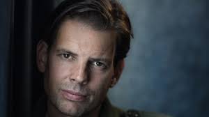 Alex Schulman: Jag går med nacken djupt böjd genom livet