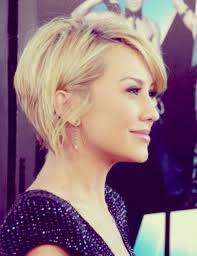 Lynch's short hairstyle incorporates a lot of texture with curls and layers giving her a roughed up look giving up her different shades of blonde. Cute Easy Celebrity Hairstyles Frisuren Kurzhaarfrisuren Haarschnitt Kurz