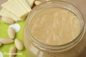 Mettere i 3 tuorli insieme a 3 cucchiai di latte nel fondo di una zuppiera e provvedere a mescolare il tutto per fare. Ricetta Crema Alle Mandorle Spalmabile Ricette Ricette Crema Crema