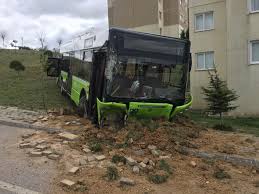 Kocaeli' nin i̇zmit ilçesinde büyük araçların girmesinin yasak olduğu yokuş yoldan aşağı inmek isterken freni. Freni Bosalan Halk Otobusu Kaza Yapti Kocaeli Gazetesi