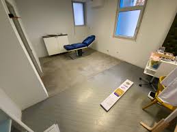 Découvrez le recouvrement de marche d'escalier avec du sol stratifié ou du sol vinyl quick step. Pose Vinyl Quick Step Chene Naturel Soyeux Cabinet Medical Mulhouse Illzach 68 Parquet Service