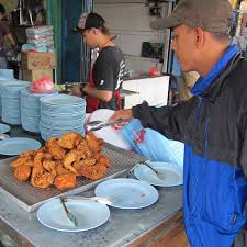 Bukan sekadar pada nama, makanannya jika dirasa sekali, akan terus melekat di hati. Wak Kentut Nasi Lemak In Kulai Most Famous In Johor Updated 2019 Johor Kaki Travels For Food