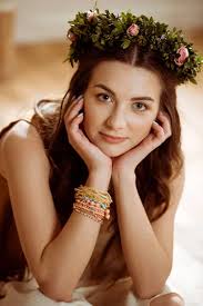 Beautiful woman with palm leaf — Stock Photo © ArturVerkhovetskiy #162992726