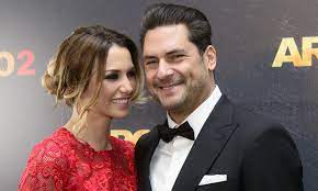 Spirituális ember, hisz a sámánizmusban és egy magasabb szintű kozmikus entitásban. Varatlan Fordulat Visszatert Csaladjahoz Arpa Attila Ripost