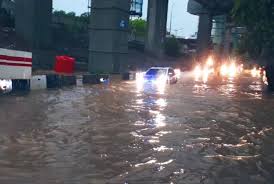 Badan meteorologi klimatologi dan geofisika (bmkg) mengungkapkan. Foto Awal Tahun 2020 Jakarta Banjir 30 60 Cm Kumparan Com