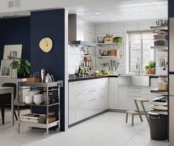 Kitchen set ini terbilang unik dengan menggunakan konsep bentuk geometris pada meja bar. Desain Kitchen Set Minimalis 2020 Graha288