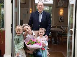 Wir werfen einmal einen blick auf seine zwei unehelichen kinder, welche er vor seiner hochzeit mit prinzessin charlene offiziell anerkannte. Furstin Charlene So Glucklich Am Muttertag