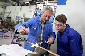 La prime de déménagement versée par la caisse d'allocations familiales est destinée aux familles qui perçoivent les apl ou l'alf (allocation de logement familiale). Prime D Activite De La Caf Tout Savoir Aujourd Hui Mes Allocs Fr