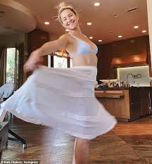 Kate hudson is a 42 year old american actress. Kate Hudson Shows Off Fit Figure In New Cotton Candy Sky Bikini From Friend Sara Foster S Collection Aktuelle Boulevard Nachrichten Und Fotogalerien Zu Stars Sternchen