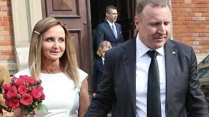 Jacek kurski, były prezes tvp, wziął w sobotę ślub kościelny w krakowskich łagiewnikach. Jacek Kurski Z Zona Po Slubie Udali Sie Na Wawel Szczegoly