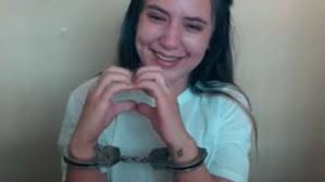 Influenciadora é presa ao tentar entrar com drogas em presídio