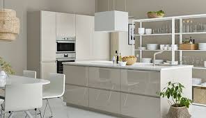 Metod Kuche Mit Voxtorp Hochglanz Front Beige Cremefarben Kuche Hochglanz Moderne Kuche Kuche Freistehend Garderobenschrank nach maß in weiß hochglanz mit offener garderobennische in staubgrau u. metod kuche mit voxtorp hochglanz front
