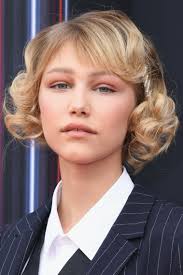 Maddie Ziegler S Parted Half Ponytail Is The Easiest And Cutest Back To School Hairstyle Kids Hairstyles Girls Hairstyles Easy Girl Hairstyles