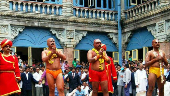 Vajra mushti Kalaga: ದುರ್ಗಾಮಾತೆ ಶಾಂತಿಗೆ ನಡೆಯುವ ವಜ್ರಮುಷ್ಠಿ ಕಾಳಗ - Kannada Oneindia