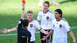 Der feldverweis wurde schon 1877 von der englischen fa eingeführt, die gelben und roten karten allerdings erst 1970. Rote Karten Legendare Platzverweise Der Wm Geschichte Bilder Fotos Welt