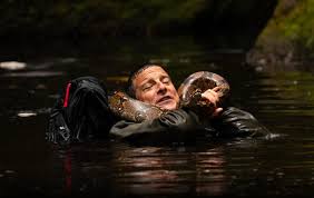 His journey to this acclaim started in the uk on the isle of wight, where his late. Du Gegen Die Wildnis Der Film Interaktiver Netflix Film Mit Bear Grylls