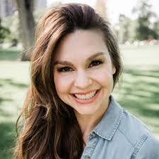 Stephanie Lane's Instagram, Twitter & Facebook