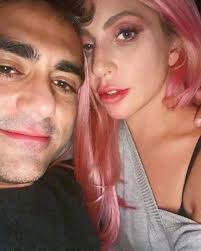 Fortuna de R$ 3 bilhões, parceiro musical e amigo da ex: o que se sabe  sobre o discreto noivo de Lady Gaga