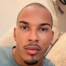 Para cotorrear un poco... (He estado siguiendo esta noticia porque el  chisme me encanta) Contexto corto: Sarah terminó con Gómez Díaz por  violento, luego se junta con Affe quien la trató 1000x