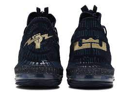 Two new badges — a shield and a lightning bolt — are featured on the heels. Titan X Lebron 16 Low Agimat Nike Cj9919 400 Obsidian Metallic Gold Flight Club
