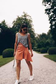 Jeansrock Kombinieren Mein Sommer Outfit Mit Rock Und Converse Sneakers Who Is Mocca Skirt And Sneakers Casual Chic Outfit Chic Outfits