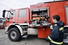 Blocul are zece etaje și este în curs de reabilitare termică. Incendiu De ProporÅ£ii La Un Bloc De Pe Calea Rahovei Pompierii Intervin Cu 10 Autospeciale Foto Newmoney