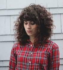 Naturlocken Mittellang Pony Stufenschnitt Highlights Hairstyles Hair Naturlocken Frisuren Naturlocken Lockiges Haar Routine