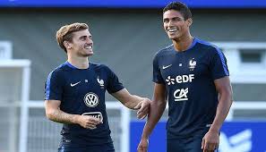 هنا عثمان لدينا عرضية ترسل عالية لكن تأتي من امام رافائيل من امام فاران رونالدو منتخب يرسل كرة عالية خطيرة يحاول ان يمر بابي والعرضية تأتي. Ø´Ø§Ù‡Ø¯ Ø¬Ø±ÙŠØ²Ù…Ø§Ù† ÙŠÙ†Ø´Ø± Ø¯Ù„ÙŠÙ„ Ø¨Ø±Ø§Ø¡ØªÙ‡ Ù…Ù† ØªØ¬Ø§Ù‡Ù„ ÙØ§Ø±Ø§Ù†