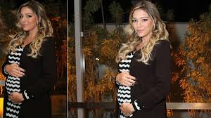 Grávida, Luma Costa exibe sua barriguinha na coletiva de Pé na Cova