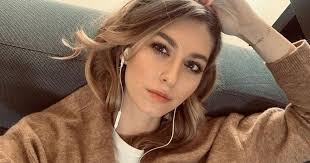 On 10 january 2013, bogi was announced as one of the thirty finalists for a dal 2013 with her hungarian language r&b song. Dallos Bogi Helyre Tette Az Alakjat Kritizalokat