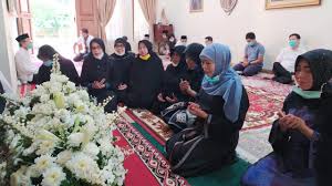 Feb 17, 2021 · doa untuk orang meninggal اللَّهُمَّ اغْفِرْ لِي وَلَهُ وَأَعْقِبْنِي مِنْهُ عُقْبَى حَسَنَةً (allahummaghfirli wa lahu wa'qibni minhu 'uqba hasanah) Kirim Doa Untuk Orang Yang Sudah Meninggal Ini Doa Lengkapnya Kumparan Com