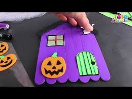 Un Bricolage Halloween En Video Pour Realiser Une Jolie Maison Hantee En Batonnets De Bois C Bricolages Halloween Activite Manuelle Halloween Batonnet De Bois