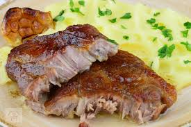 Taiem friptura felii , o servim cu sos, felii de ardei si piure de cartofi. Ceafa De Porc La Cuptor Cu Vin Si Usturoi Caietul Cu Retete