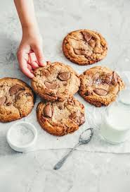 Cookies Au Beurre Noisette Vanille Et Chocolat Au Lait Fraise Basilic In 2020 Food Photography Dessert Food Salty Cookies