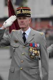 Décoration militaire signée drago paris, maison spécialisée dans la fabrication artisanale de décorations, d'insignes et d'objets militaires. Une Belle Ceremonie De Decoration Du Drapeau Tarn Et Garonne Montauban Le Petit Journal