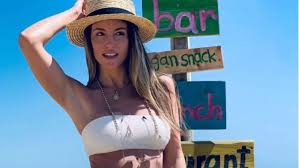 Maybe you would like to learn more about one of these? A8hna Oikonomakoy Den Stamata Na Fora Ta Royxa Apo Th Nea Celebrities Eidhseis