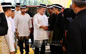 Bursdag av sultanen i pahang. Johor Sultan Dr M Greet Each Other As They Attend Royal Funeral Free Malaysia Today Fmt
