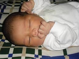Bébé dort de 6 à 8 heures par nuit et fait généralement 3 siestes dans la journée. La Mise En Place Des Rythmes Du Sommeil Chez L Enfant Pediatre Online