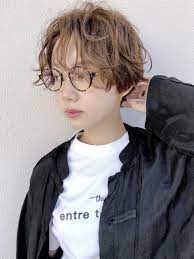 無造作なハンサムショート 前髪長めのウザバング baloon hair 表参道 バルーンヘア オモテサンドウ ウツギリョウのヘアスタイル情報 yahoo beauty ハンサムショート ショートパーマヘア 前髪長め