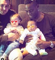 Mario balotelli has gone viral on the internet after he was caught handing his own teammate a punch after being substituted off early. Mario Balotelli Con Il Figlio Ultime Notizie Flash