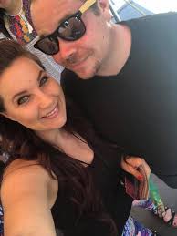 Disneyland bestie application 🤗 Must meet the following criteria: 🩷 must  love Disney .. like obsessed 🤩 💚 lives near me (San Fernando Valley) car  pool buddy? 👀 💛 likes to go